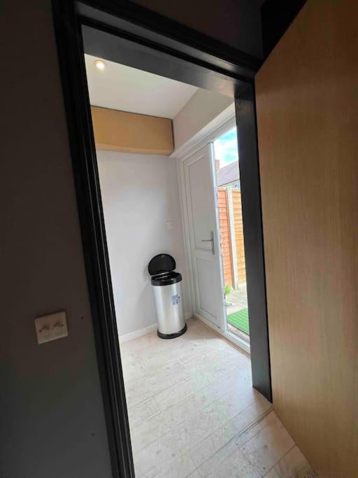 Newly Built Large Garden Ensuite Guest Studio Borehamwood Exterior foto