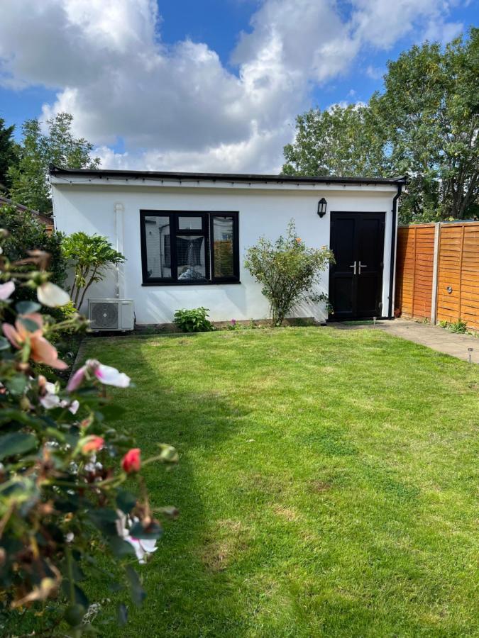 Newly Built Large Garden Ensuite Guest Studio Borehamwood Exterior foto