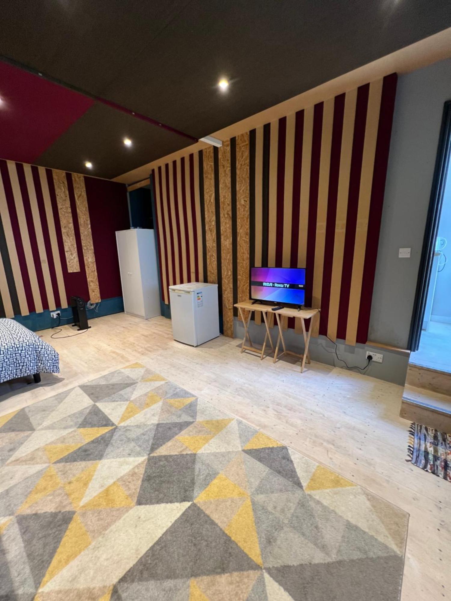 Newly Built Large Garden Ensuite Guest Studio Borehamwood Exterior foto